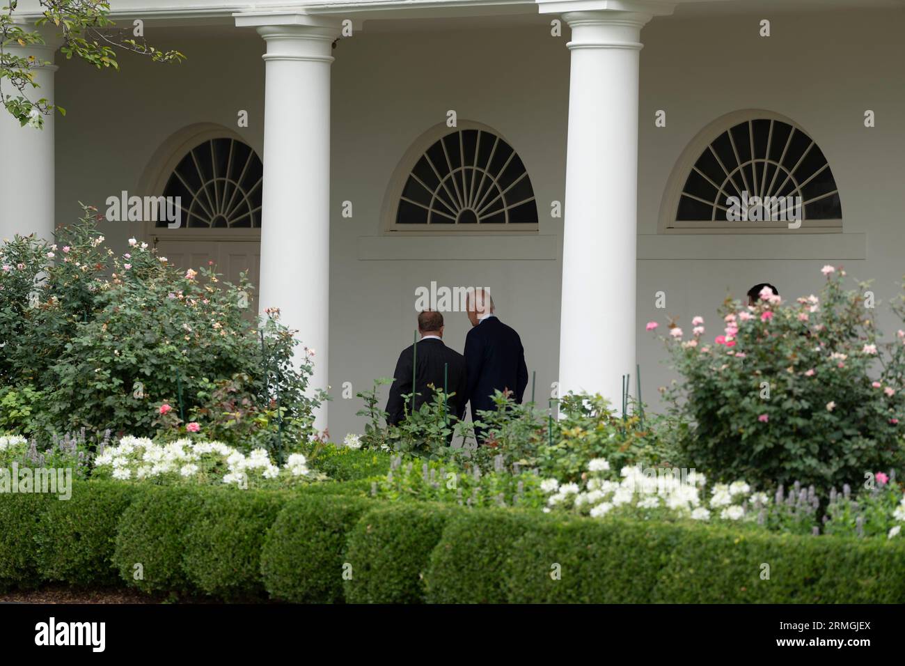 Washington, Vereinigte Staaten. 28 agosto 2023. Il presidente degli Stati Uniti Joe Biden cammina con la Casa Bianca Dr. Kevin o'Connor alla Casa Bianca di Washington, DC, 28 agosto 2023. Crediti: Chris Kleponis/Pool tramite CNP/dpa/Alamy Live News Foto Stock