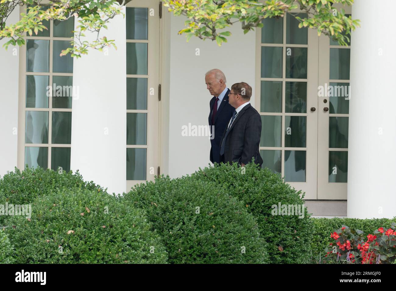 Washington, Vereinigte Staaten. 28 agosto 2023. Il presidente degli Stati Uniti Joe Biden cammina con la Casa Bianca Dr. Kevin o'Connor alla Casa Bianca di Washington, DC, 28 agosto 2023. Crediti: Chris Kleponis/Pool tramite CNP/dpa/Alamy Live News Foto Stock