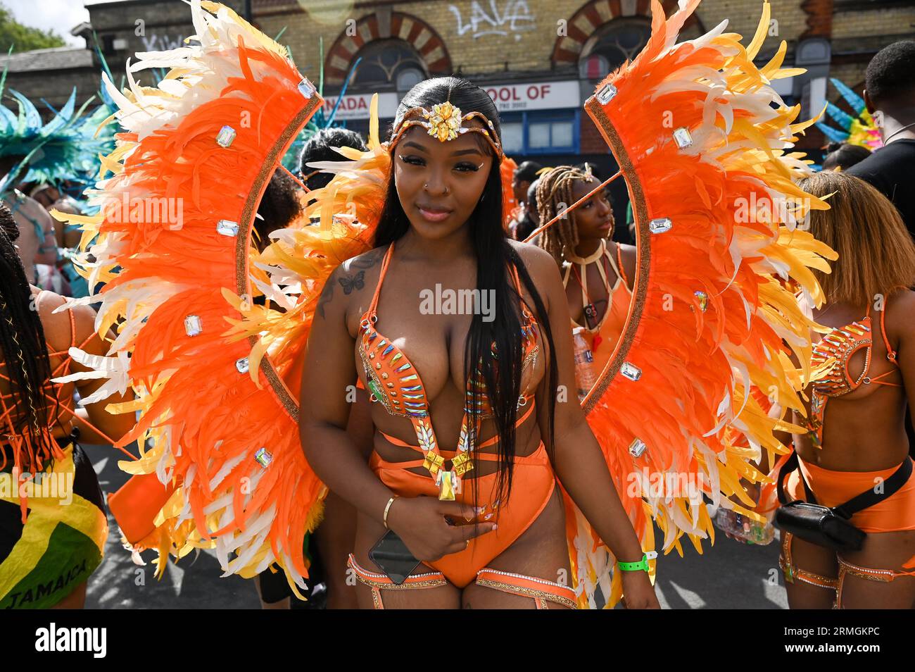 Londra, Regno Unito. 28 agosto 2023. Il Carnevale di Notting Hill 2023 ha caratterizzato elaborati carri allegorici e artisti in costume che si snodano per le strade durante la sfilata di carnevale. Balla con band d'acciaio e musica calypso, esplora le deliziose bancarelle lungo il percorso e goditi una comunità tranquilla per tutti. Credito: Vedere li/Picture Capital/Alamy Live News Foto Stock