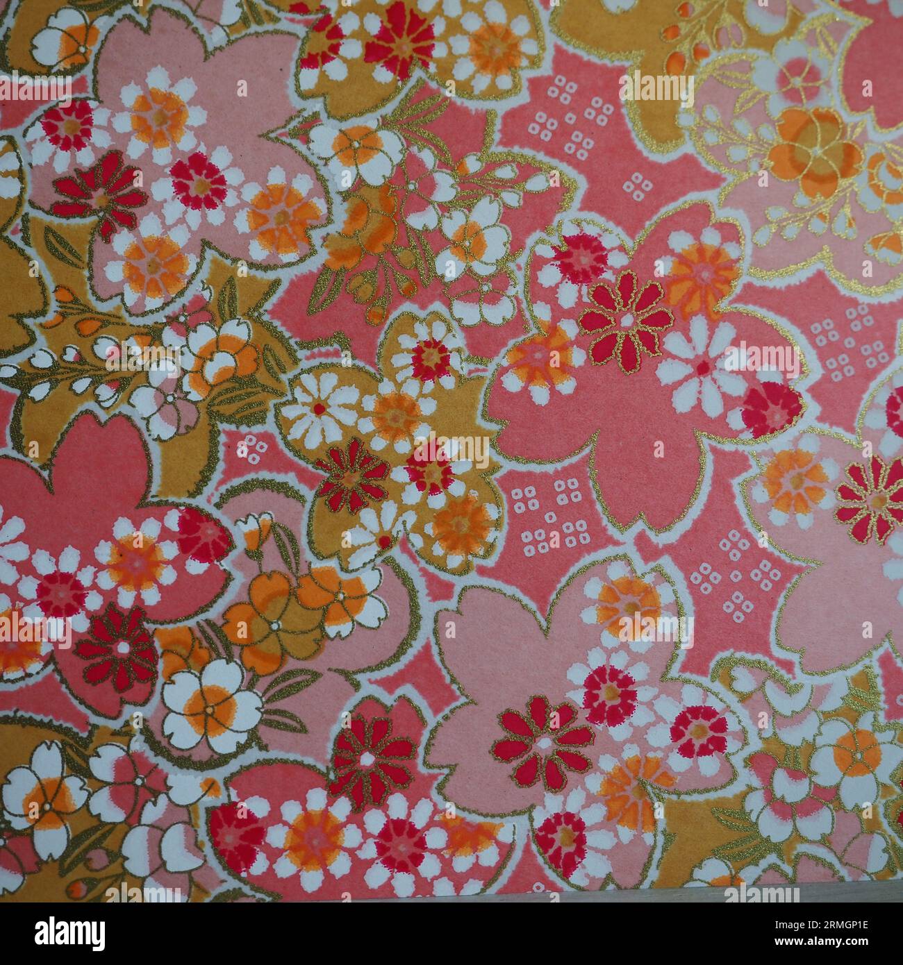 Motivi tradizionali giapponesi - floreali, oro, rosa, rosso, giallo, arancione Foto Stock