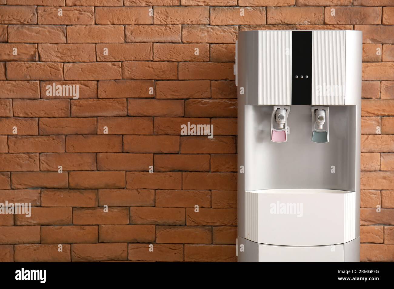 Moderno refrigeratore d'acqua su sfondo di mattoni Foto Stock