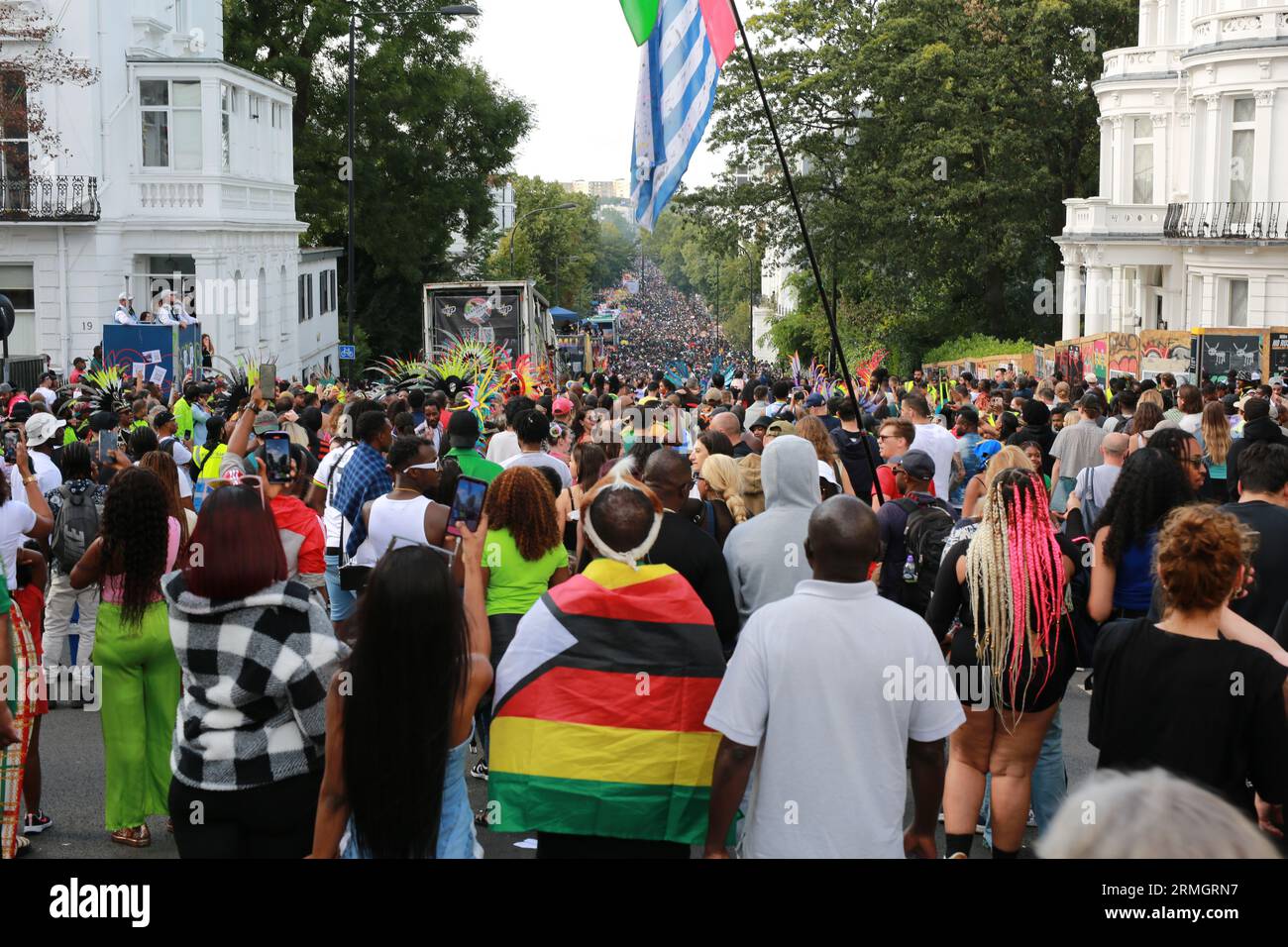 Londra, Regno Unito. 28 agosto 2023. Migliaia di persone durante il Carnevale di Notting Hill 2023 nel suo ultimo giorno. Si prevede che il Carnevale di Notting Hill, il più grande festival di strada d'Europa che celebra la cultura caraibica, attirerà più di un milione di visitatori al giorno. Credito: Waldemar Sikora / Alamy Live News Foto Stock