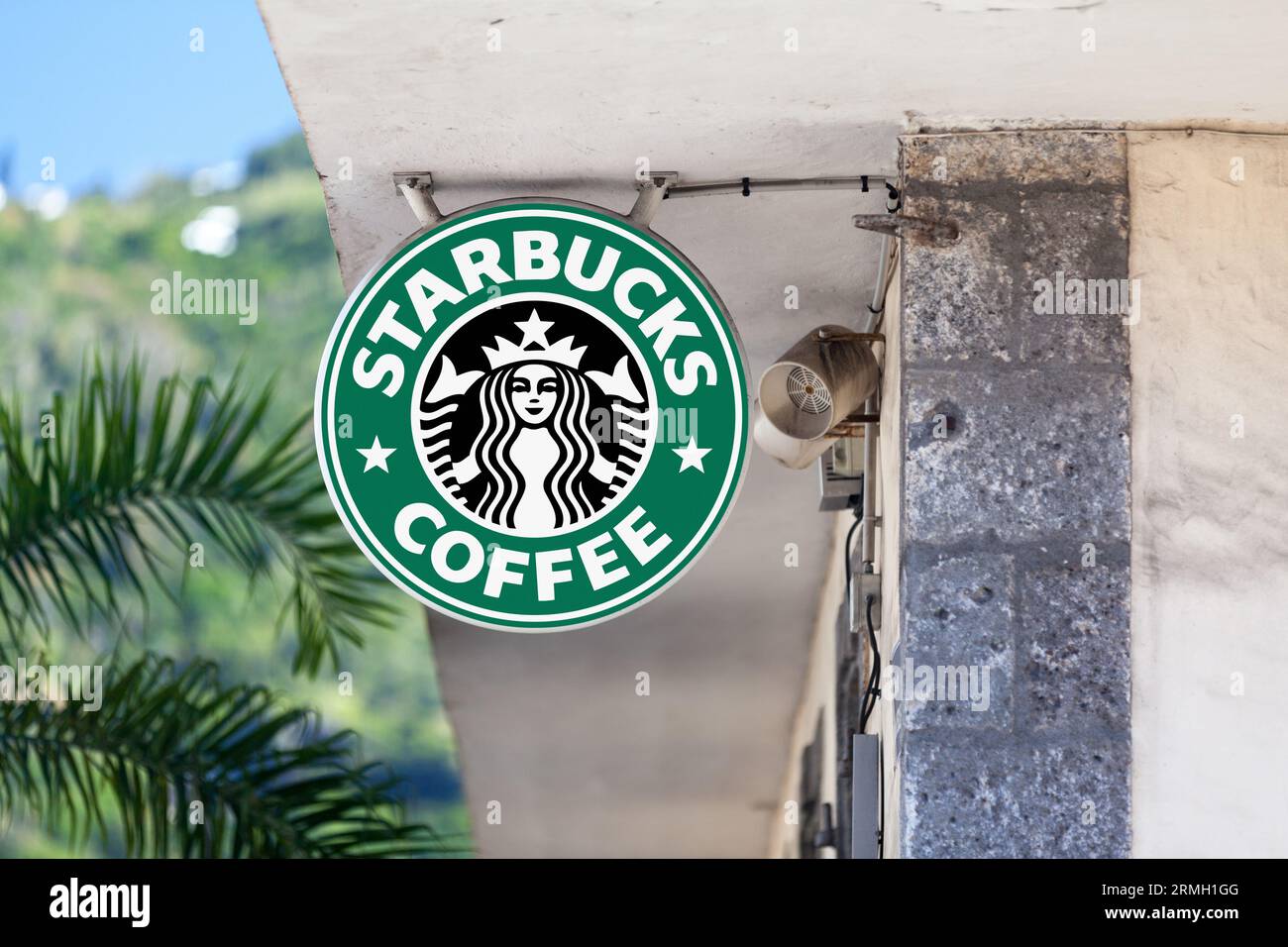 Menton, Francia - 10 luglio 2015: Segno di Starbucks Corporation, una catena multinazionale americana di caffetterie e riserve di torrefazioni. Foto Stock