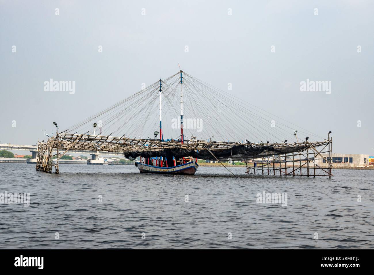 Barca da pesca con grande scaffale ancorata nella baia di Giacarta. Giava, Indonesia. Foto Stock