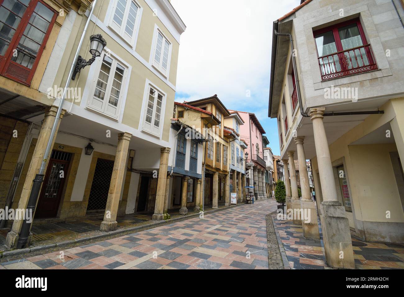 Strade e portici tipici di Avilés Foto Stock