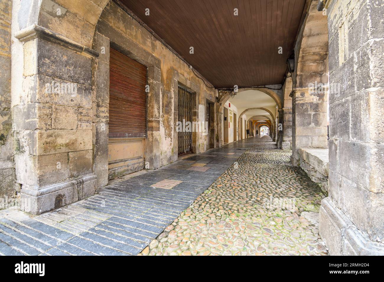 Strade e portici tipici di Avilés Foto Stock