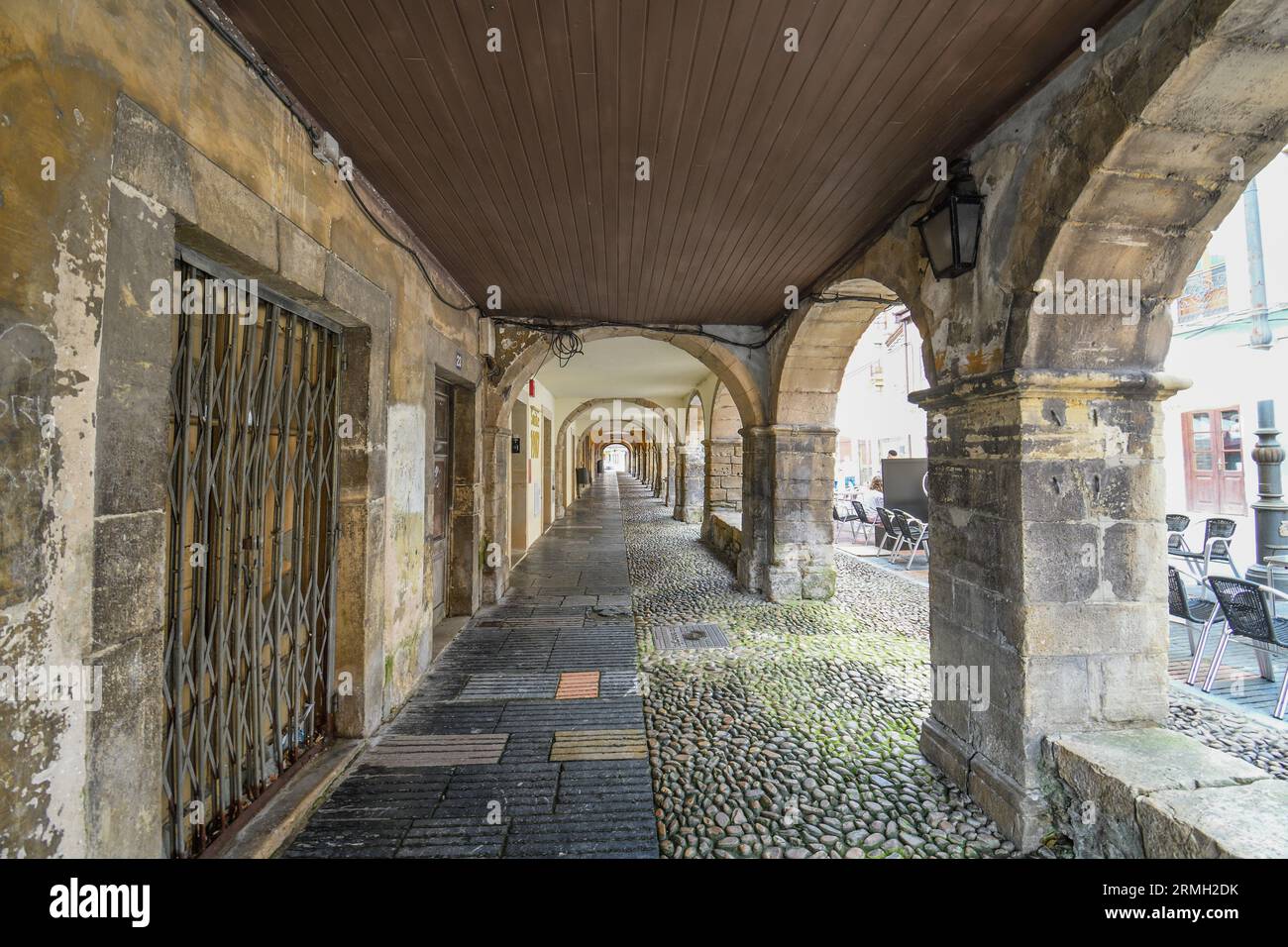 Strade e portici tipici di Avilés Foto Stock