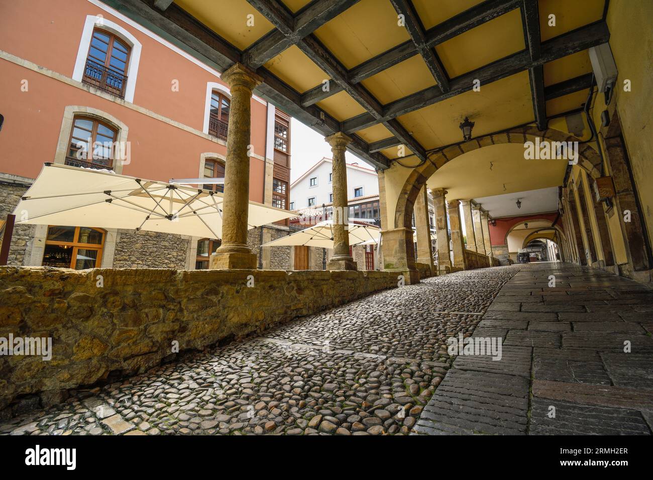 Strade e portici tipici di Avilés Foto Stock
