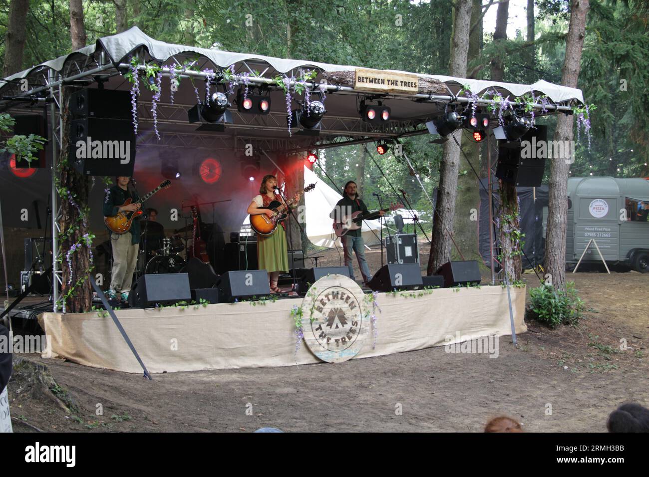 La cantante folk gallese Mari Matthias suona al festival folcloristico Between the Trees Merthyr Mawr Nature Reserve Porthcawl Wales Foto Stock