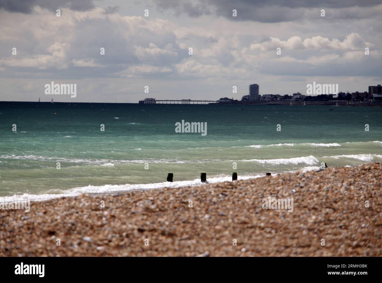 Un lontano molo di Worthing visto dalla spiaggia di Shoreham West Sussex Foto Stock
