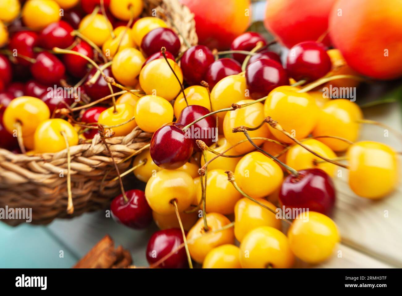 mix di ciliegie su fondo di legno Foto Stock