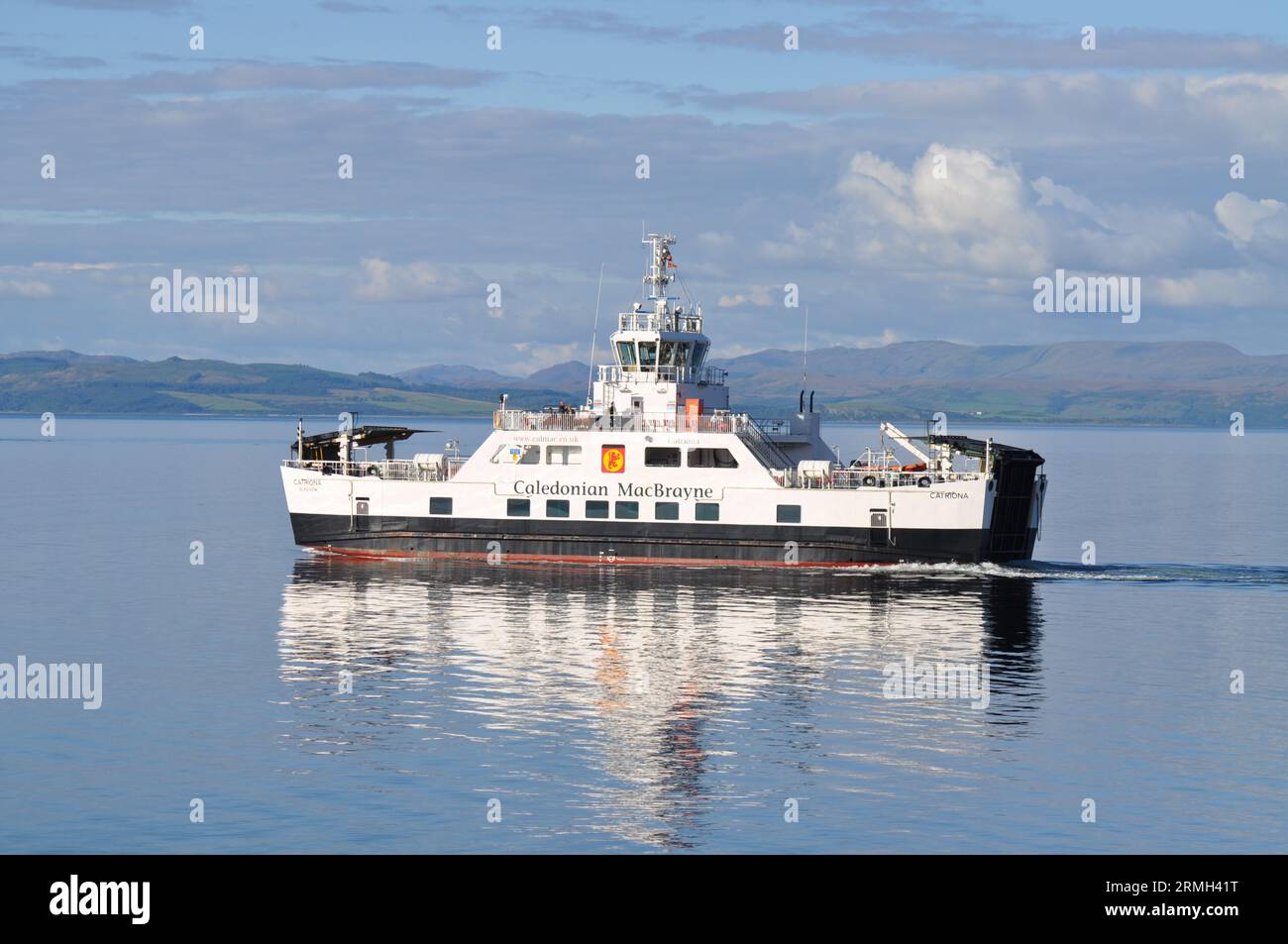 Da Claonaig a Lochranza, traghetto per auto e passeggeri, isola di Arran, Scozia. Il traghetto ha appena lasciato Lochranza. Agosto 2023 Foto Stock