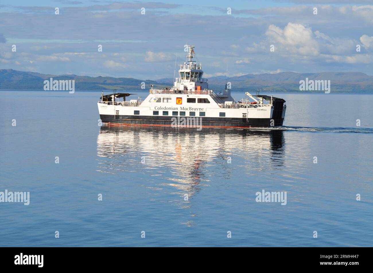 Da Claonaig a Lochranza, traghetto per auto e passeggeri, isola di Arran, Scozia. Il traghetto ha appena lasciato Lochranza. Agosto 2023 Foto Stock