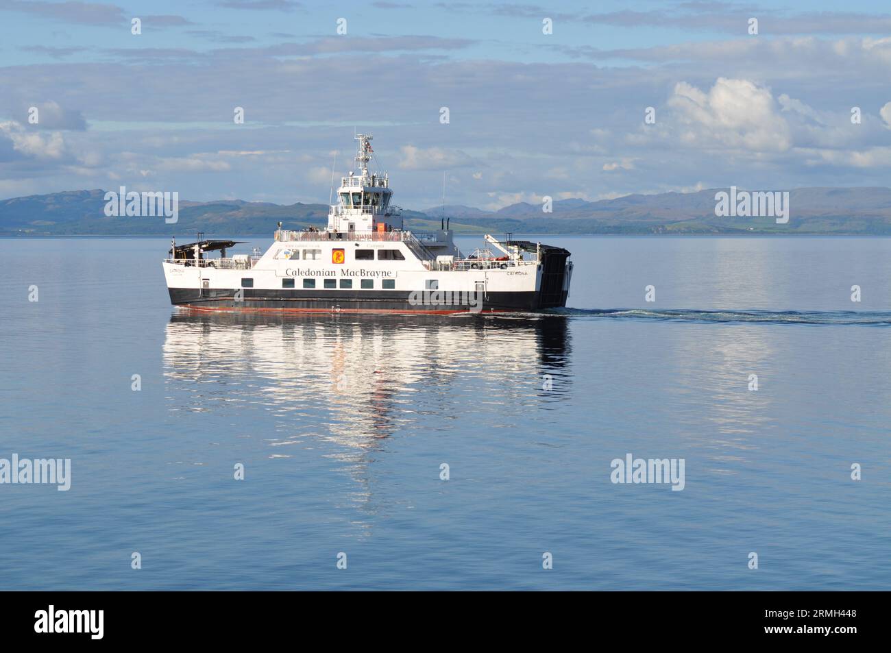 Da Claonaig a Lochranza, traghetto per auto e passeggeri, isola di Arran, Scozia. Il traghetto ha appena lasciato Lochranza. Agosto 2023 Foto Stock