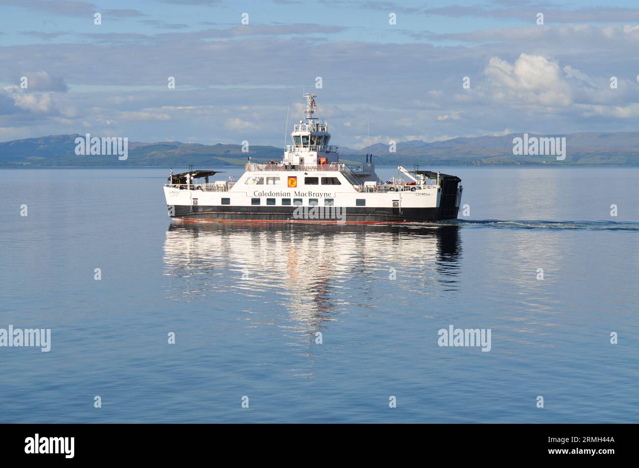 Da Claonaig a Lochranza, traghetto per auto e passeggeri, isola di Arran, Scozia. Il traghetto ha appena lasciato Lochranza. Agosto 2023 Foto Stock