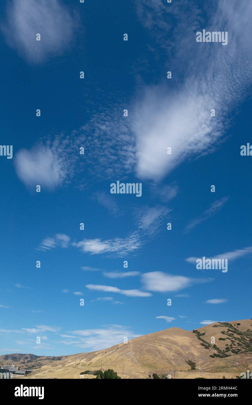 Nuvole e cielo blu sulle montagne di Salt Lake City, Utah. Foto Stock