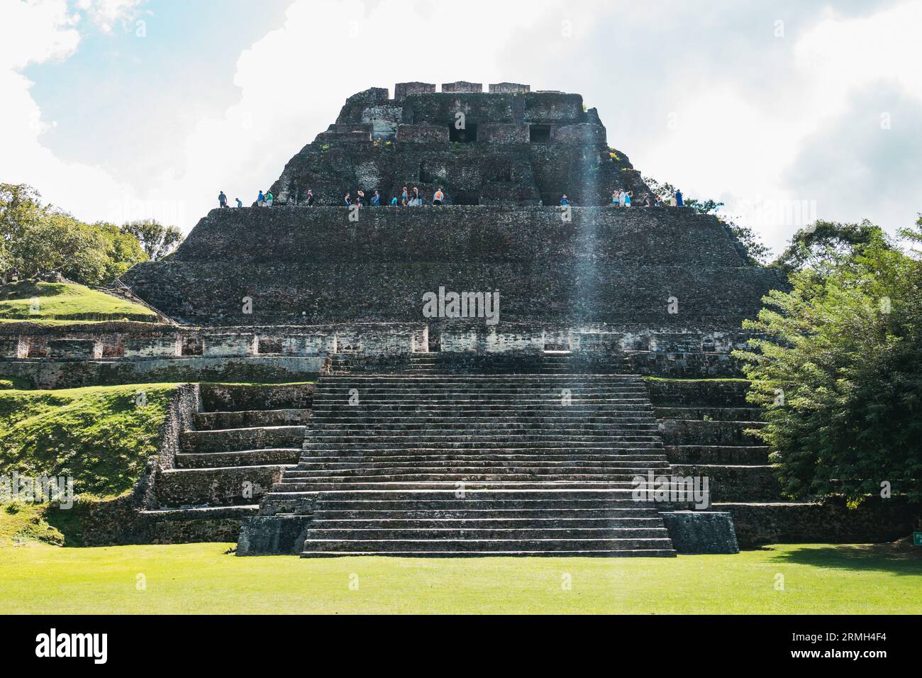 Gruppi turistici in cima a El Castillo, il tempio più grande di Xunantunich, un'antica rovine Maya vicino a San Ignacio nel Belize occidentale Foto Stock