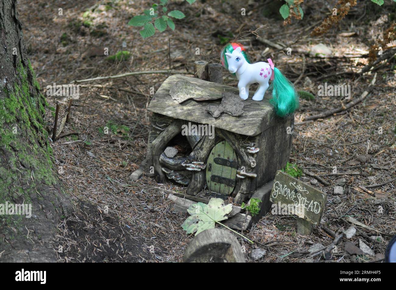 My Little Pony Figurine of Gusty the unicorn (1984) di Hasbro ambientato in un bosco circostante Foto Stock