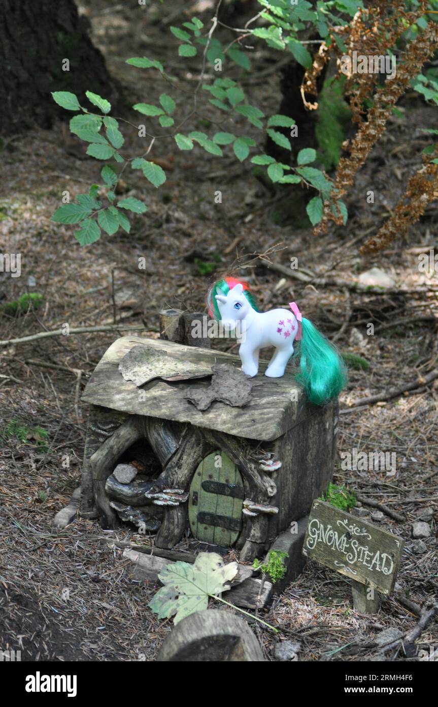 My Little Pony Figurine of Gusty the unicorn (1984) di Hasbro ambientato in un bosco circostante Foto Stock