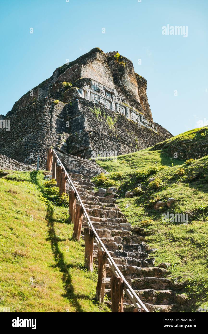 Sali fino alla cima di El Castillo, il più grande tempio di Xunantunich, un'antica rovine Maya vicino a San Ignacio nel Belize occidentale Foto Stock