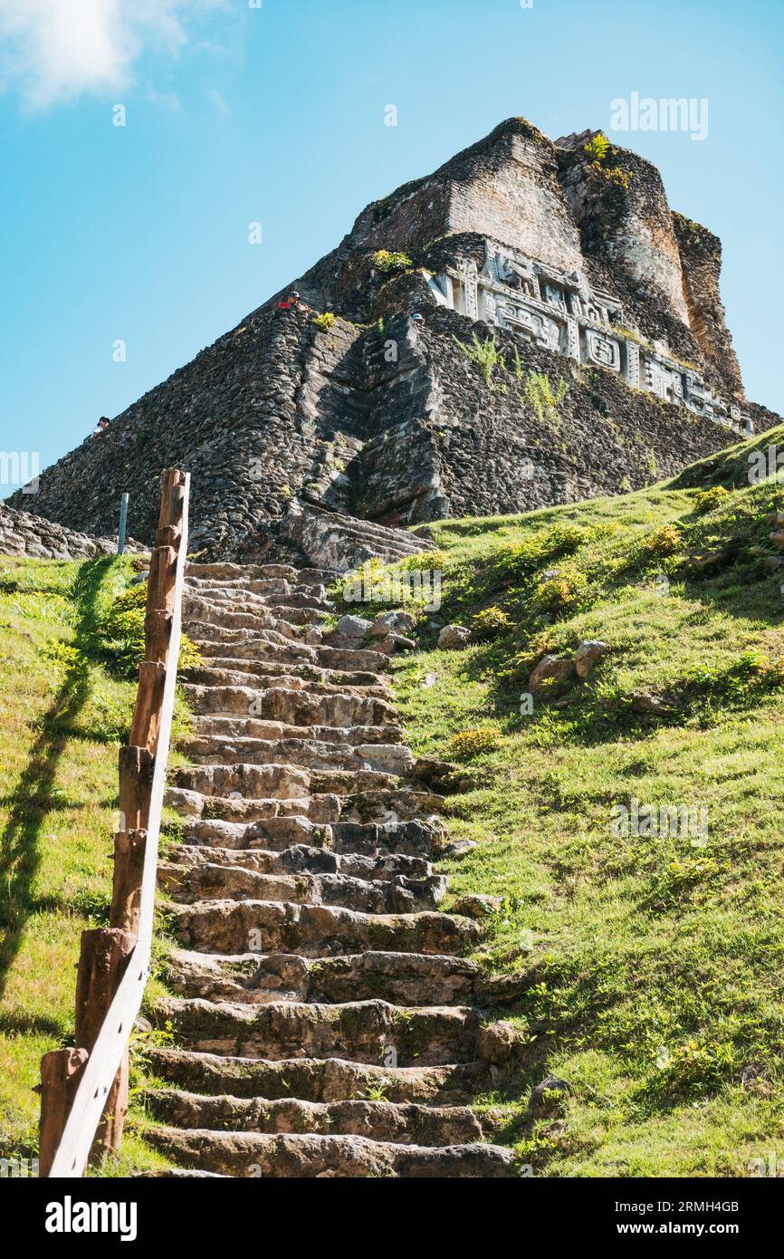 Sali fino alla cima di El Castillo, il più grande tempio di Xunantunich, un'antica rovine Maya vicino a San Ignacio nel Belize occidentale Foto Stock