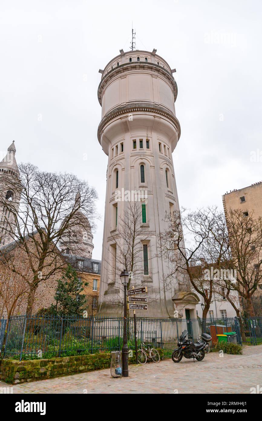 Parigi, Francia - 19 gennaio 2022: Torre dell'acqua dei castelli di Montmartre a Parigi, Francia. Foto Stock