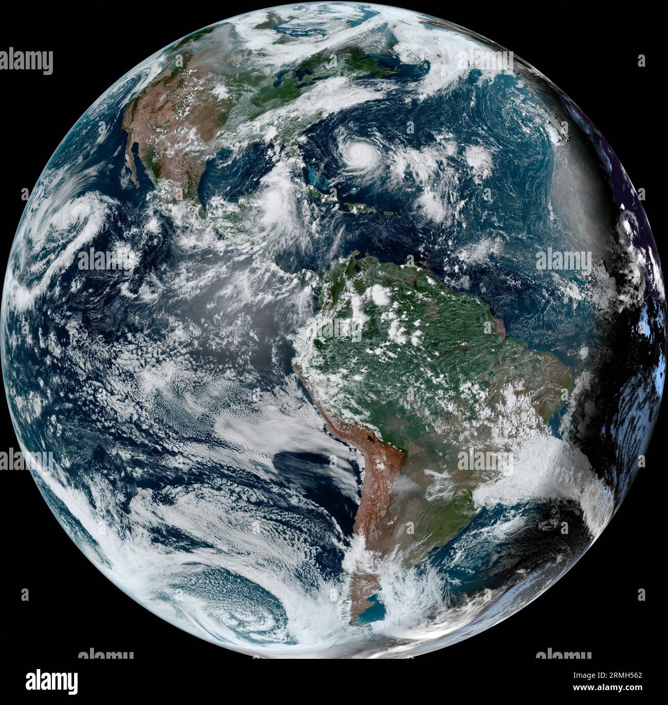 Miami, Stati Uniti. 28 agosto 2023. NOAA GEOS-East immagine satellitare completa della Terra che mostra l'uragano Franklin, in alto al centro e la tempesta tropicale Idalia, a sinistra, mentre si muovono attraverso le regioni meridionali degli Stati Uniti e della regione caraibica, il 28 agosto 2023 nell'Oceano Atlantico. Franklin si aspetta di spostarsi a nord-est verso le Bermuda e Idalia si sposterà nel Golfo del Messico come un uragano e approderà vicino a Tampa. Credito: NESDIS/STAR/NOAA/Alamy Live News Foto Stock