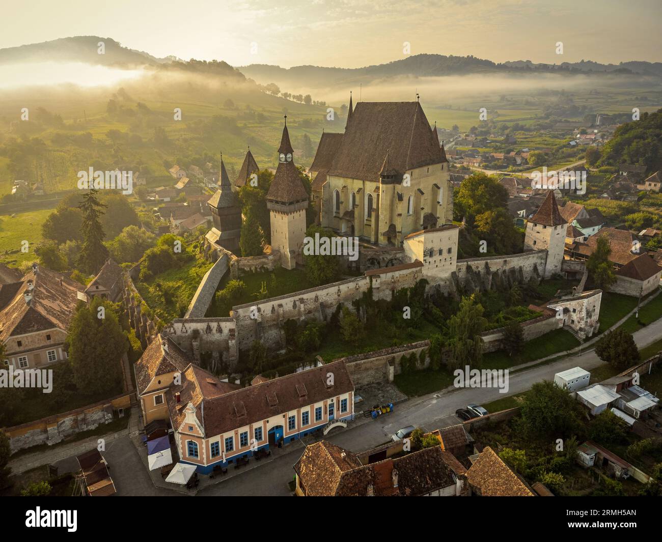 Il borgo medievale sassone di Biertan e la sua chiesa fortificata durante una mattinata da sogno. Foto scattata il 17 agosto 2023 a Biertan, contea di Sibiu, R. Foto Stock