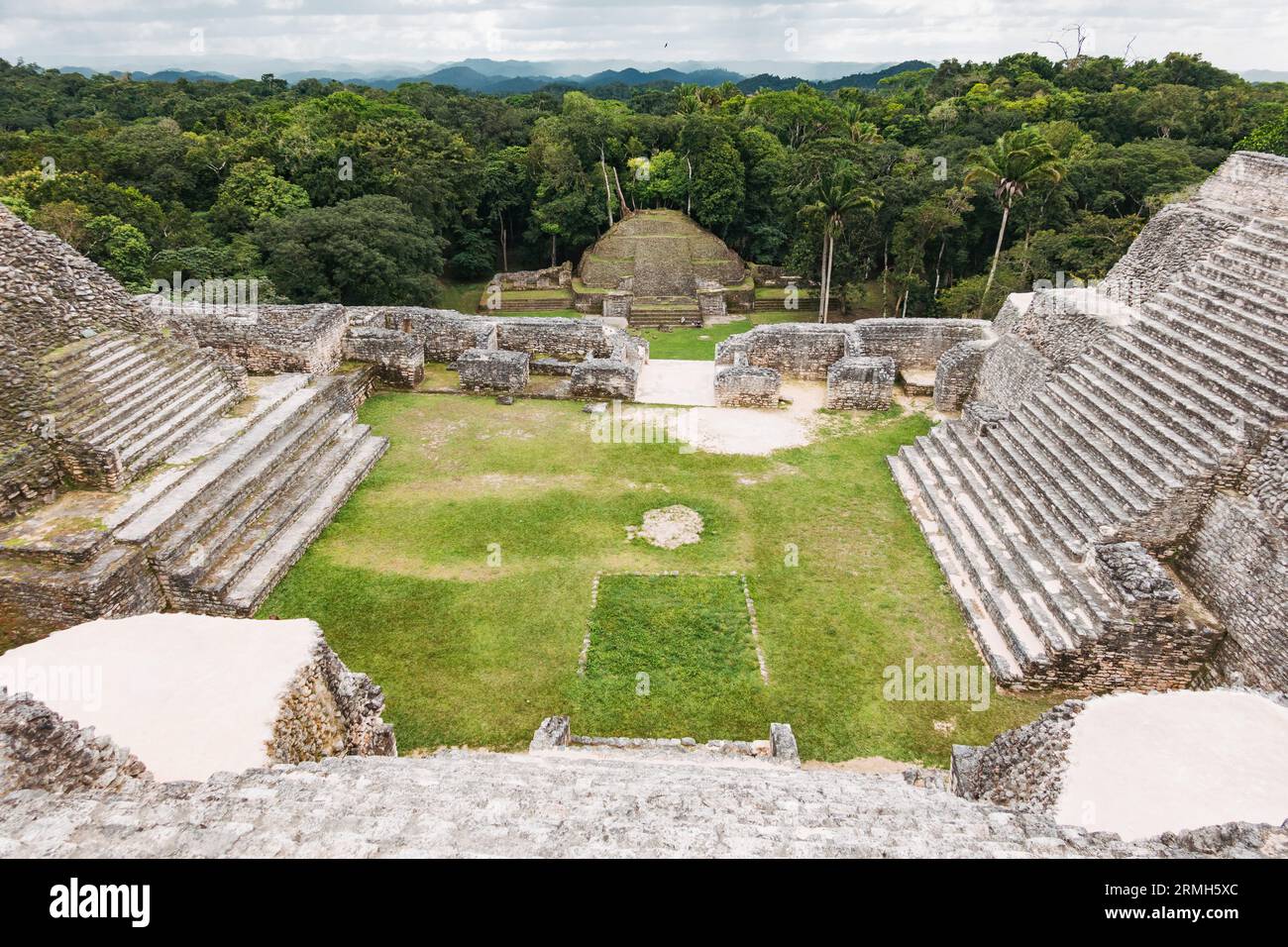 Vista dalla cima di Caana ('Sky Place'), il tempio più grande di Caracol, una città maya risalente al 1200 a.C. situata nell'attuale Belize Foto Stock
