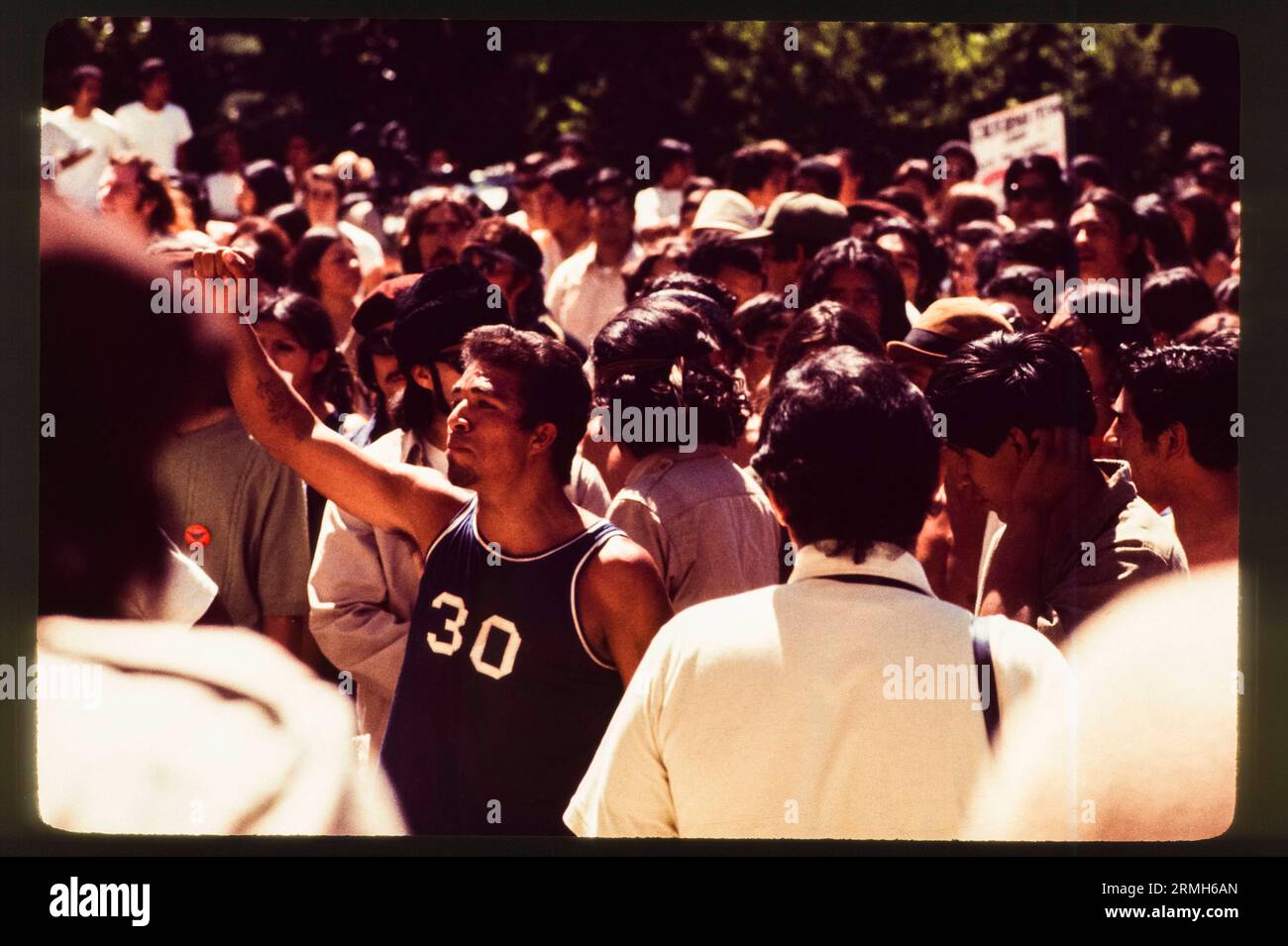 La marcia attraverso Aztlán e i Brown Berets arrivarono a Sacramento nel 1971 durante il movimento Chicano degli anni '1970 per parlare al Campidoglio della California. Gli attivisti sono stati accolti dalla polizia. Foto Stock