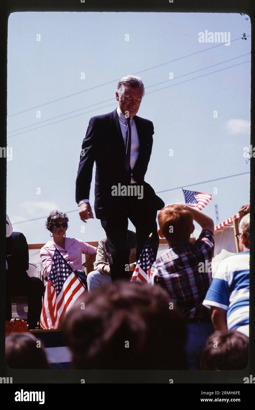 L'attore di Hollywood Ronald Reagan campagne per il governatore della California nel 1966 nel sud della California. Foto Stock