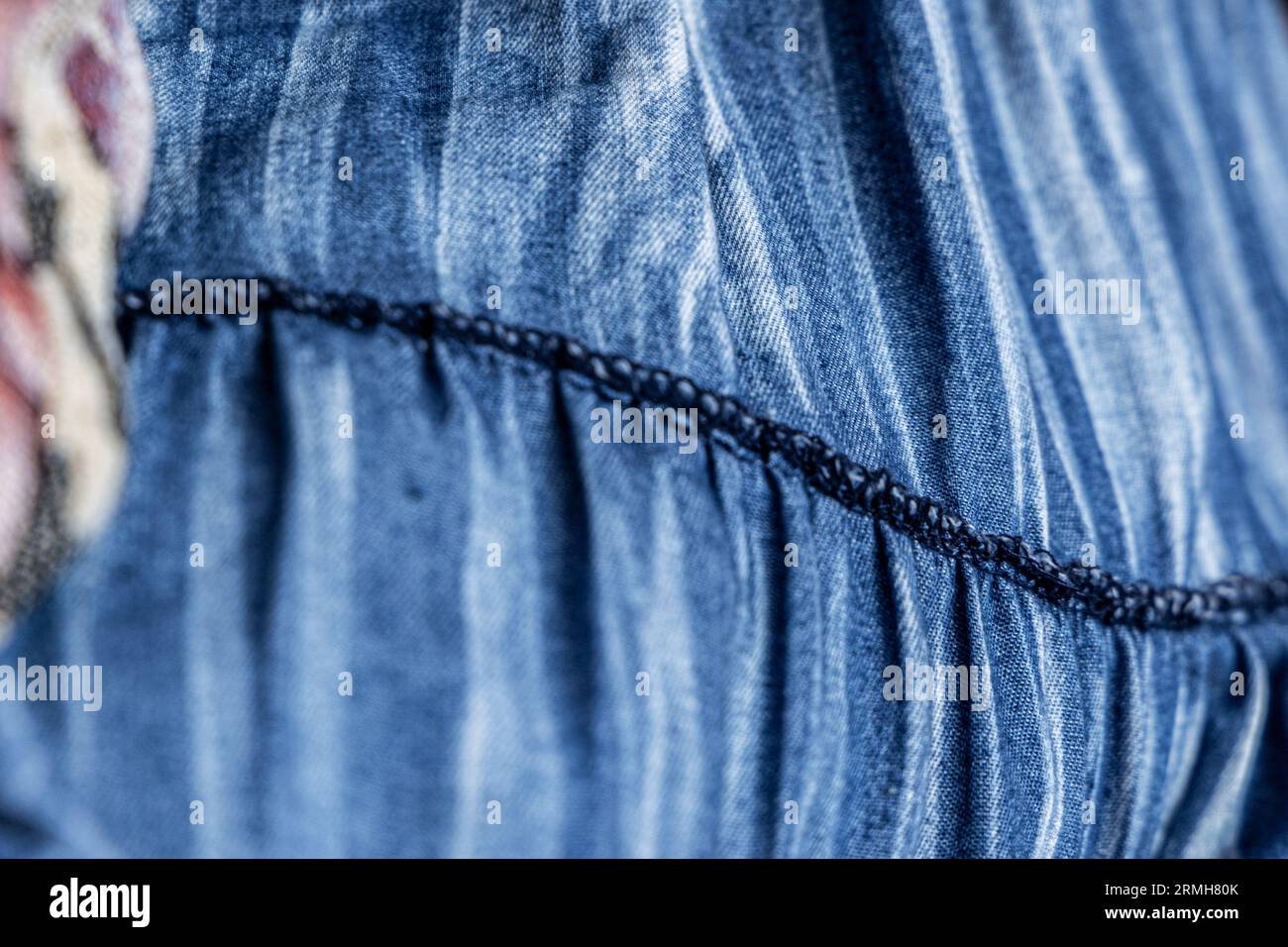 Dettaglio di un panno in denim blu con cuciture incrociate Foto Stock