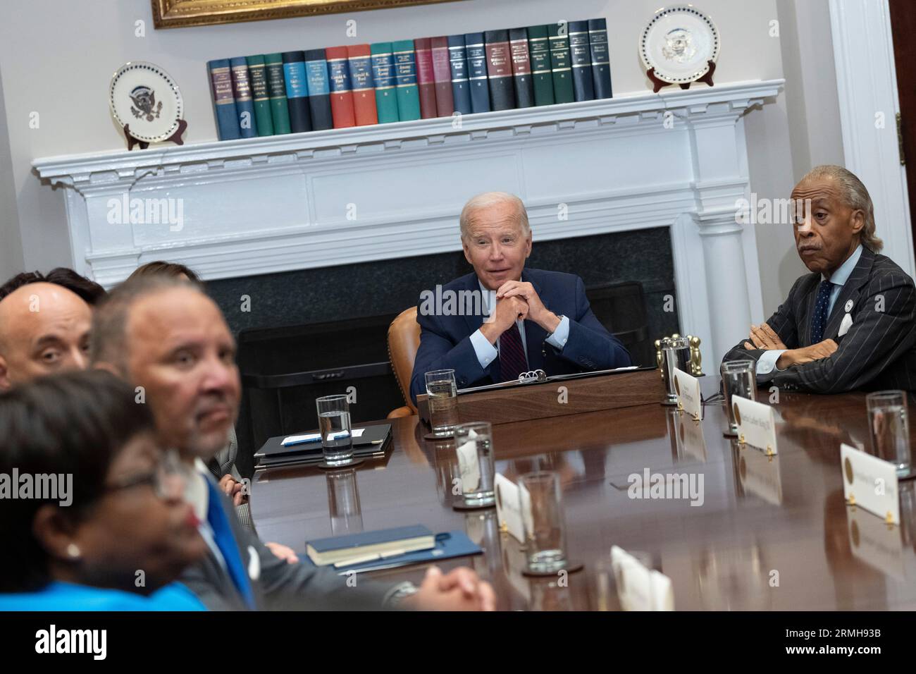 Il presidente degli Stati Uniti Joe Biden partecipa a un incontro con gli organizzatori del 60° anniversario della marcia su Washington e i membri della famiglia King alla Casa Bianca a Washington, DC, il 28 agosto 2023. Credito: Chris Kleponis/Pool tramite CNP Foto Stock