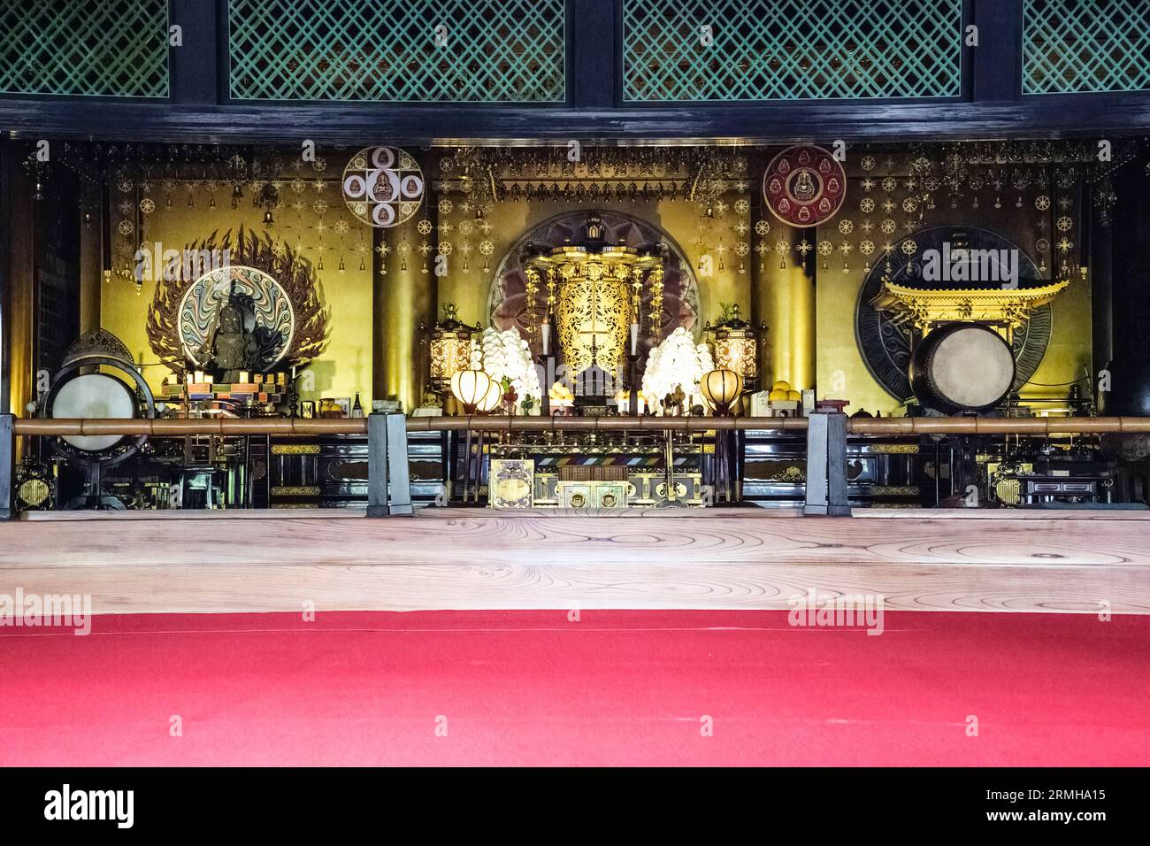 Giappone, Fukuoka. Altare interno del tempio buddista Tocho-ji, area di Hakata. Foto Stock