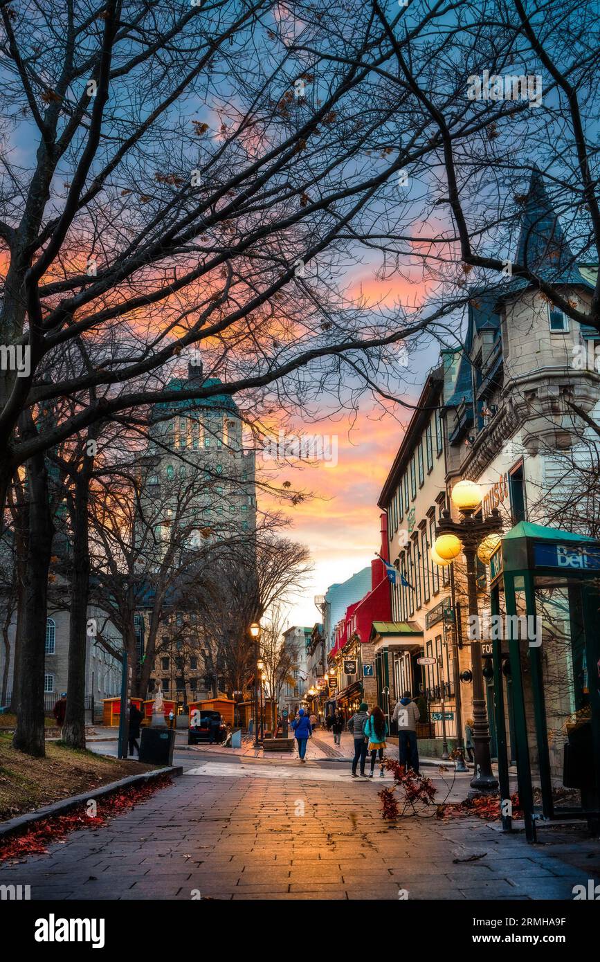 Quebec City, Canada - 7 novembre 2022: Scena di strada al tramonto nella città di Quebec City, Ontario Canada. Foto Stock