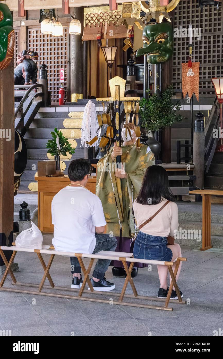 Giappone, Kyushu, Fukuoka, Hakata. Cerimonia di direzione del sacerdote shintoista Kushida per adoratori. Foto Stock