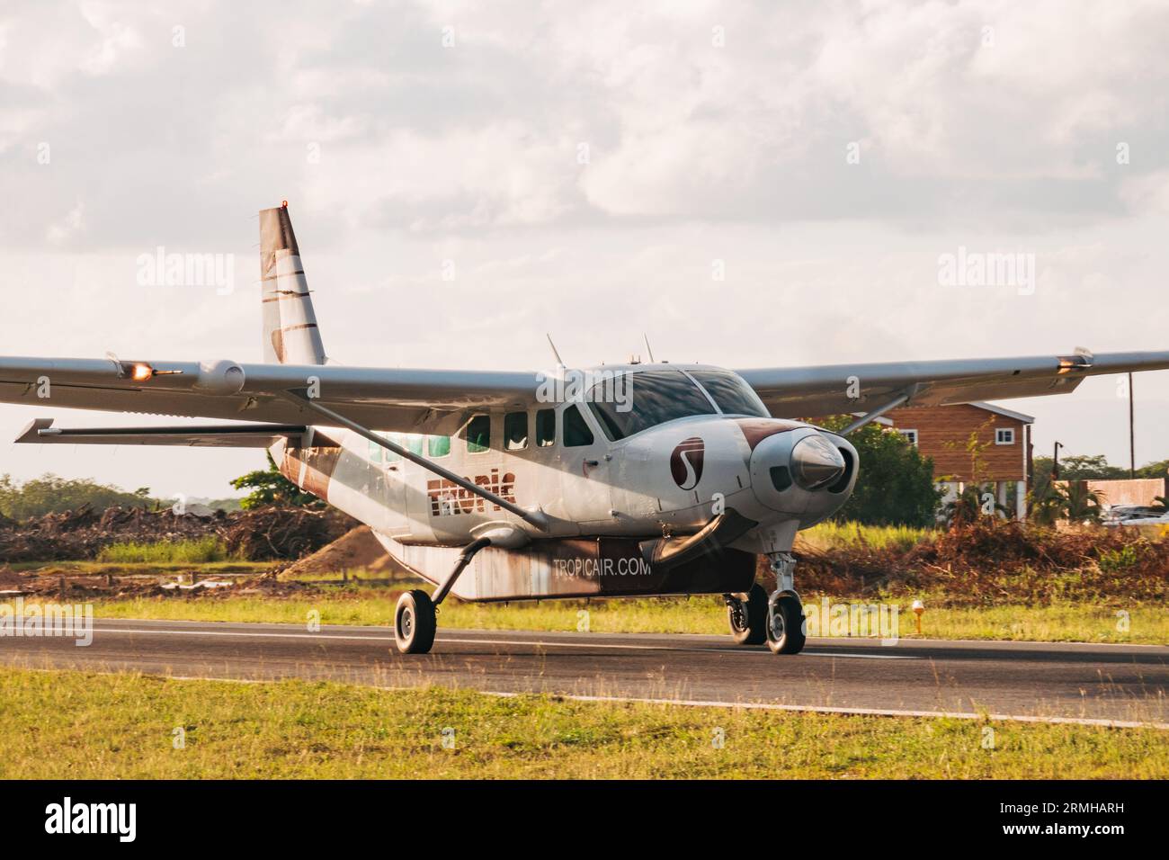 Un aereo Tropic Air Cessna Caravan all'aeroporto di Placencia, Belize, in un pomeriggio di sole Foto Stock