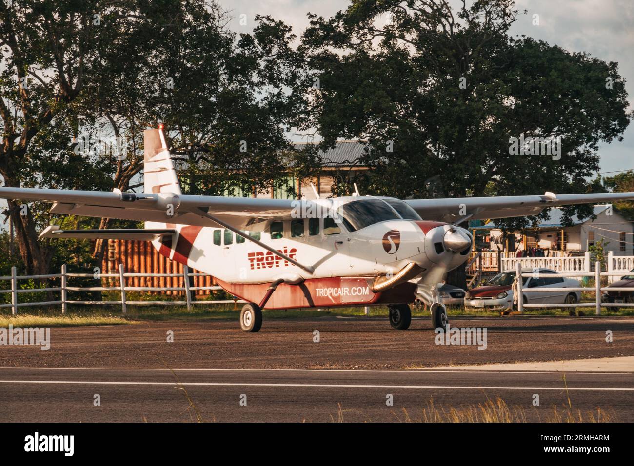 Un aereo Tropic Air Cessna Caravan all'aeroporto di Placencia, Belize, in un pomeriggio di sole Foto Stock