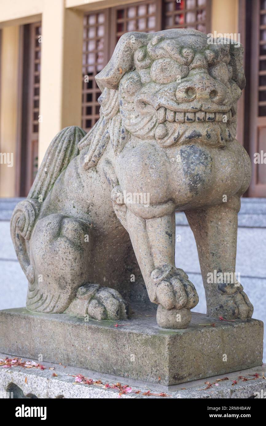 Giappone, Fukuoka, Hakata. Santuario shintoista Kushida, Guardiano Leone-cane, bocca chiusa a significare ultimo suono fatto alla morte. Foto Stock
