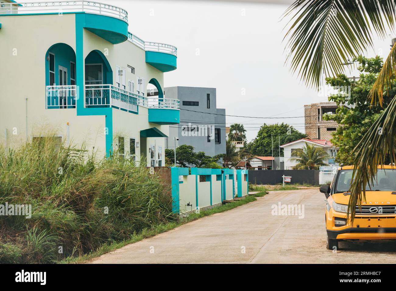 Una strada in un quartiere ad alto reddito a Belize City, Belize Foto Stock