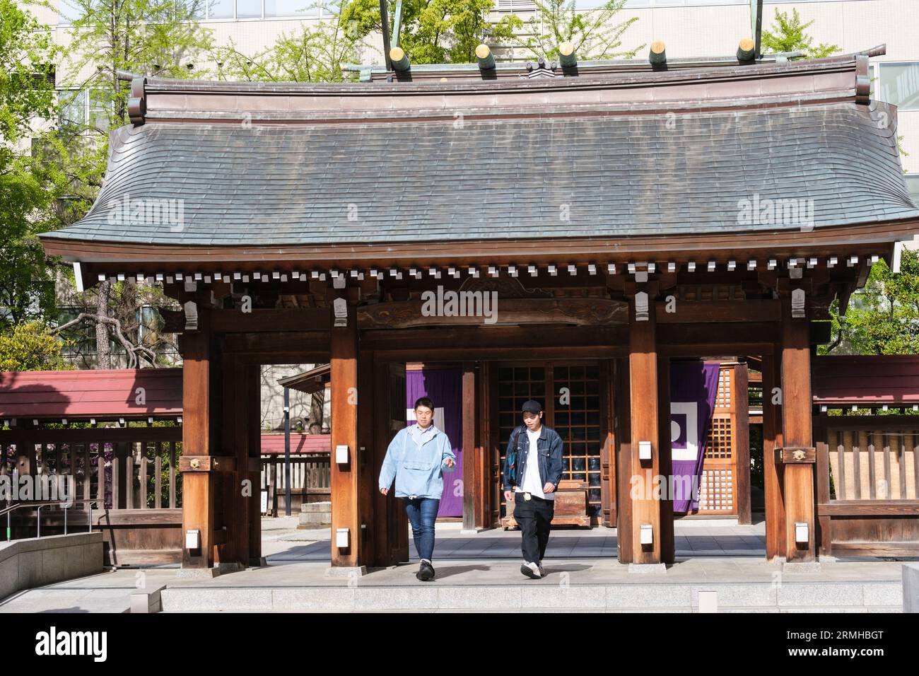 Giappone, Kyushu, Fukuoka. Due giovani che lasciano il santuario shintoista Kego. Foto Stock