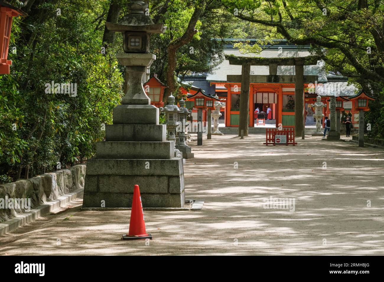 Giappone, Fukuoka, Kyushu. In avvicinamento al santuario shintoista Sumiyoshi. Foto Stock