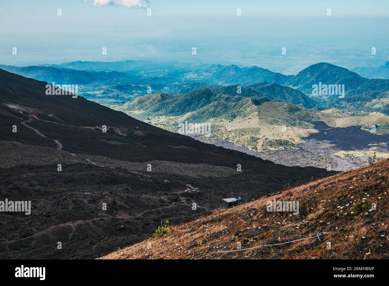 Le scure e calde pendici vulcaniche del vulcano Pacaya, Guatemala Foto Stock