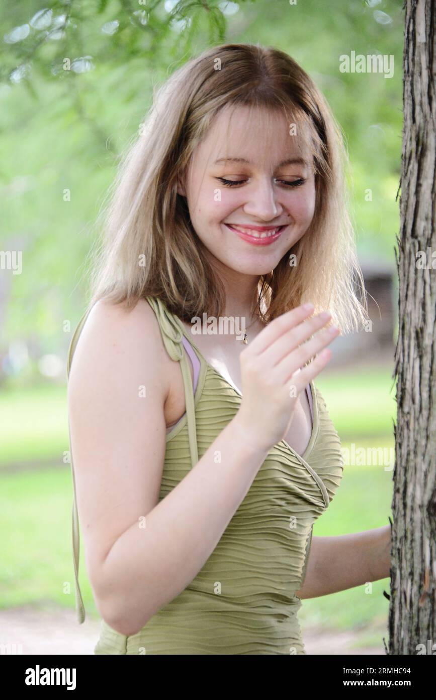 Ritratto di una ragazza adolescente in un abito verde alla moda Foto Stock Ritratto di una ragazza adolescente in un abito verde alla moda Foto Stock