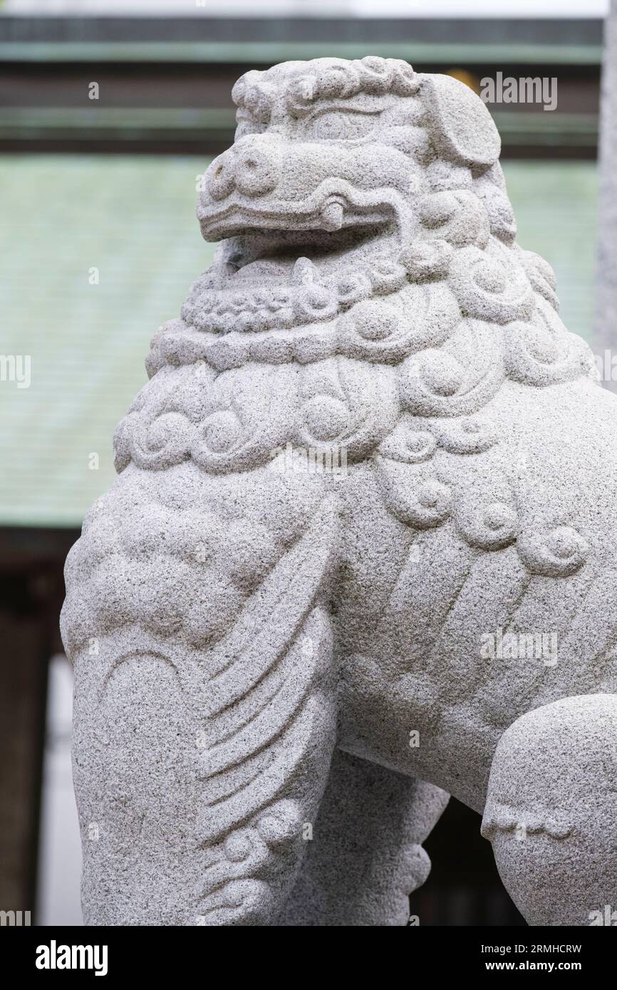 Giappone, Kyushu, Fukuoka, Hakata. Toka-Ebisu Shinto Shrine Lion-dog Guardian, bocca aperta che indica il primo suono prodotto alla nascita. Foto Stock