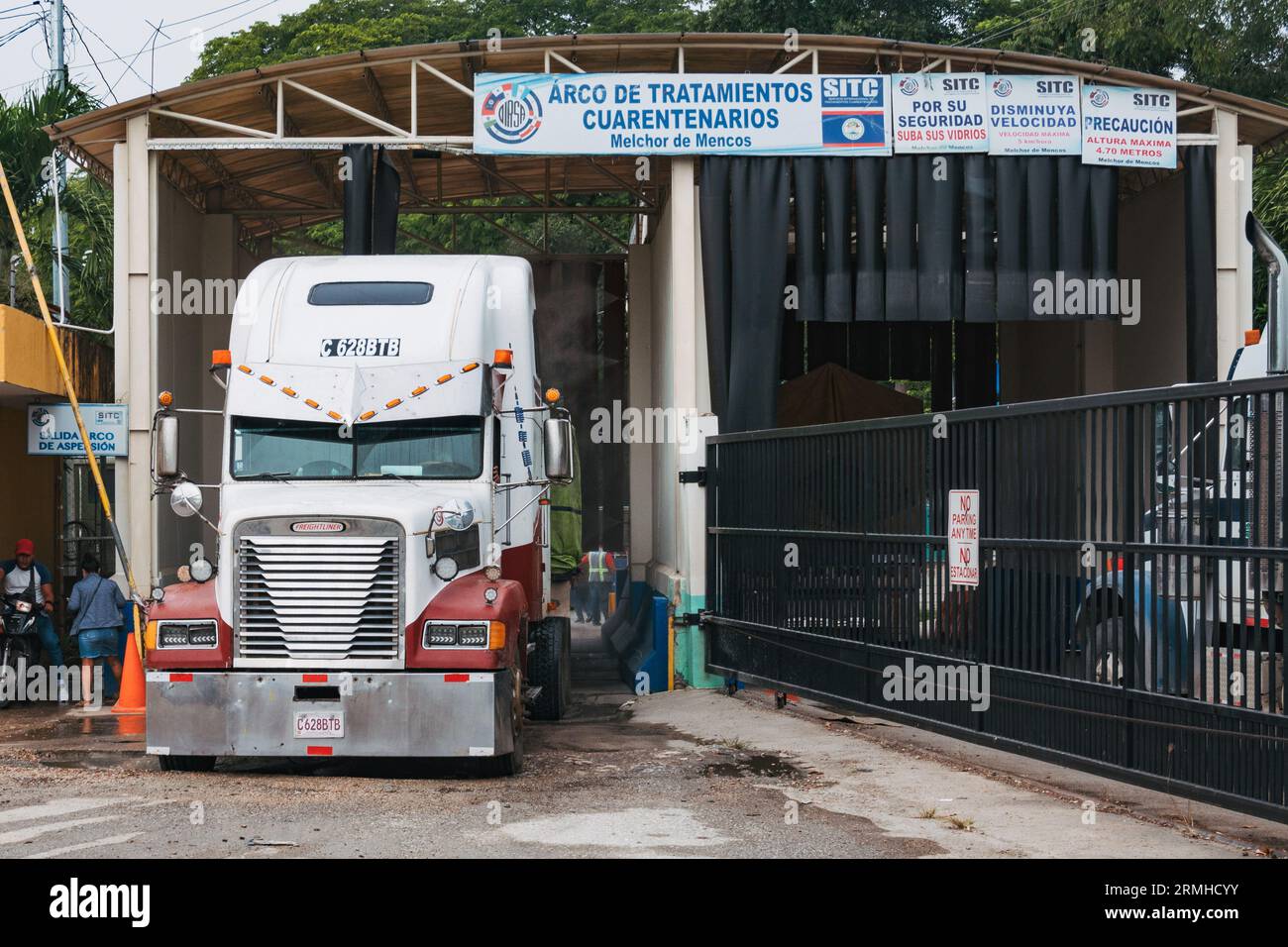 Un capannone disinfettante per spruzzare camion merci che attraversano il confine terrestre tra Belize e Guatemala Foto Stock
