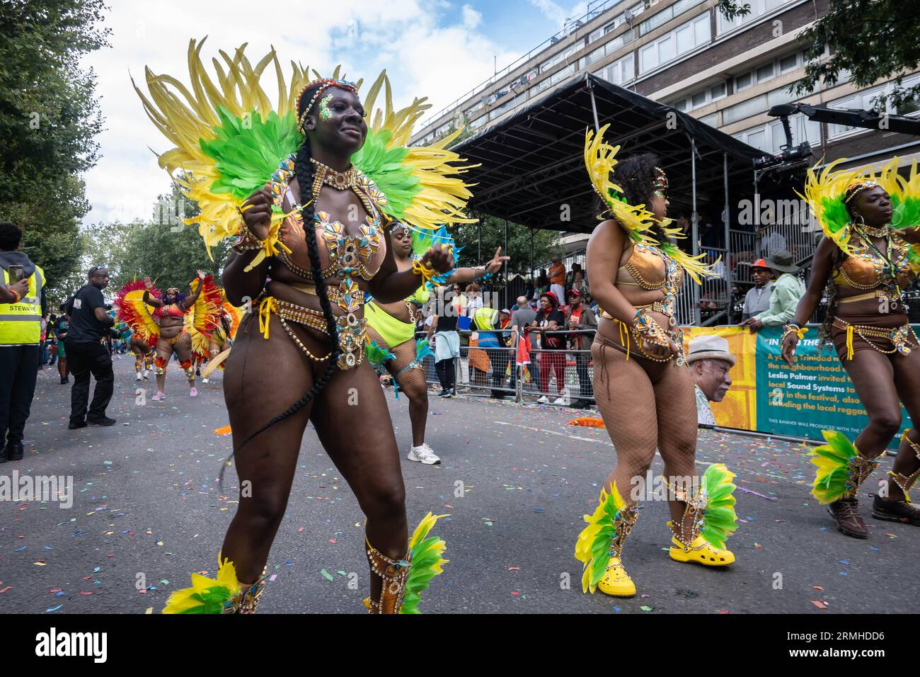 Notting Hill, Londra, Inghilterra. 28 agosto 2023. I partecipanti al Carnevale indossano abiti tradizionali Samba al Carnevale di Notting Hill 2023. Credito: Jessica Girvan/Alamy Live News Foto Stock
