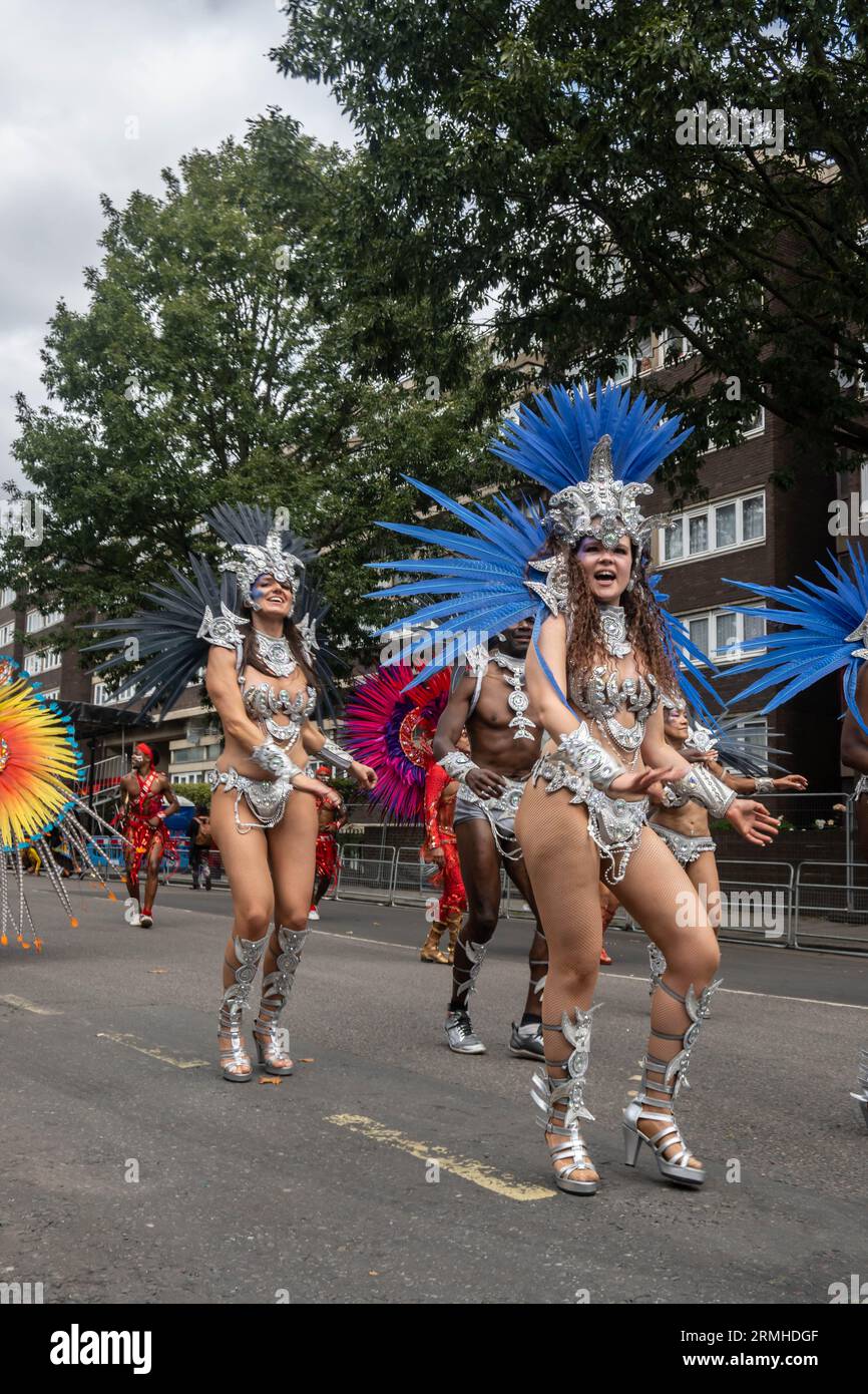 Notting Hill, Londra, Inghilterra. 28 agosto 2023. I partecipanti al Carnevale indossano abiti tradizionali Samba al Carnevale di Notting Hill 2023. Credito: Jessica Girvan/Alamy Live News Foto Stock