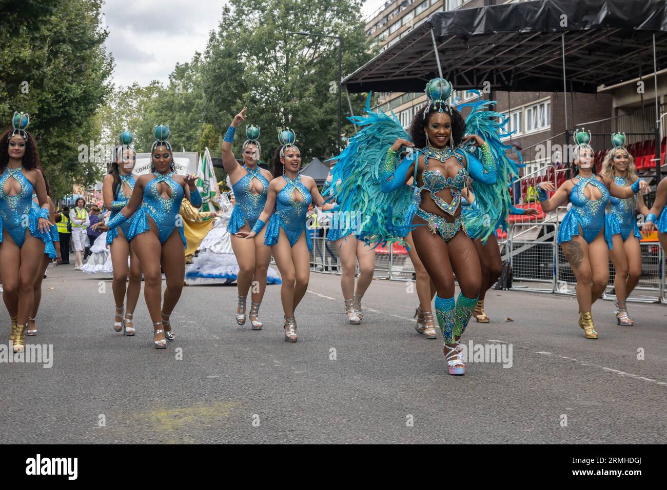Notting Hill, Londra, Inghilterra. 28 agosto 2023. I partecipanti al Carnevale indossano abiti tradizionali Samba al Carnevale di Notting Hill 2023. Credito: Jessica Girvan/Alamy Live News Foto Stock