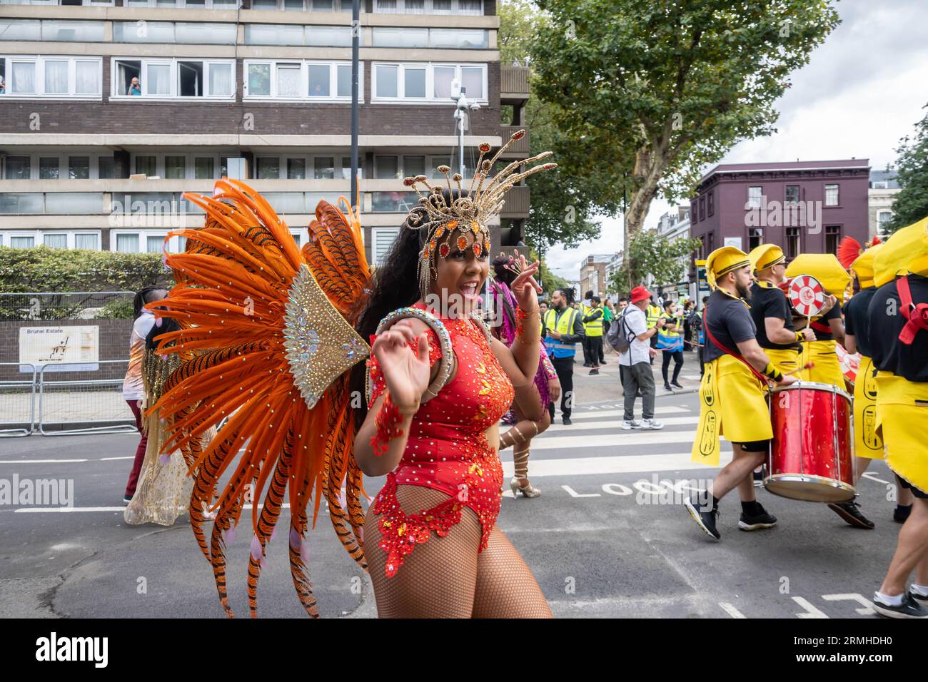 Notting Hill, Londra, Inghilterra. 28 agosto 2023. I partecipanti al Carnevale indossano abiti tradizionali Samba al Carnevale di Notting Hill 2023. Credito: Jessica Girvan/Alamy Live News Foto Stock